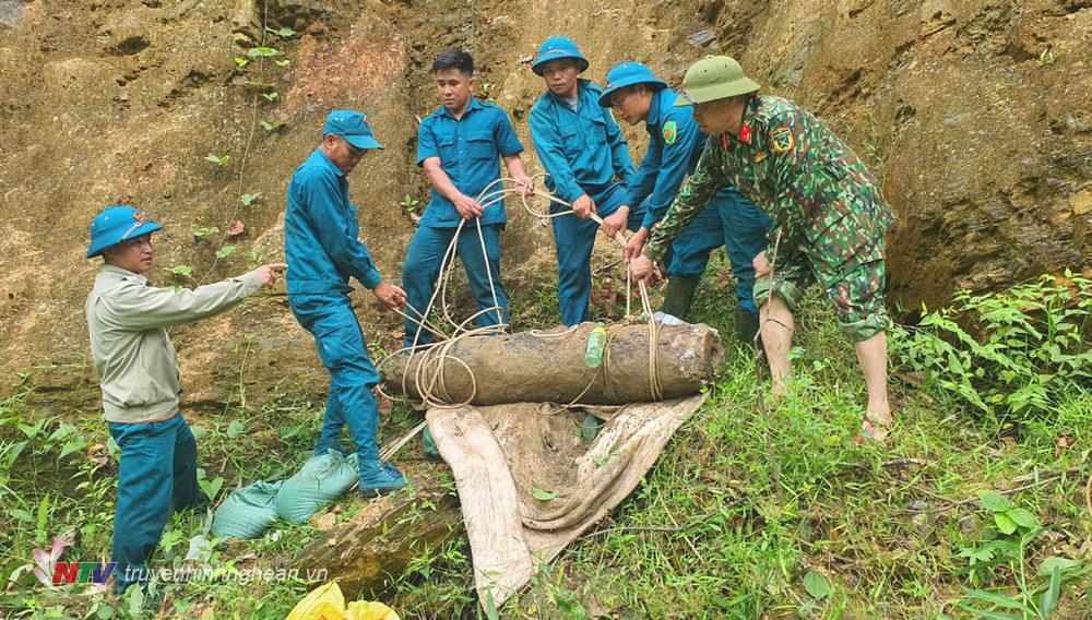 Lực lượng dân quân xã Thanh Thủy huyện Thanh Chương tiến hành di chuyển quả bom vào vị trí để hủy nổ