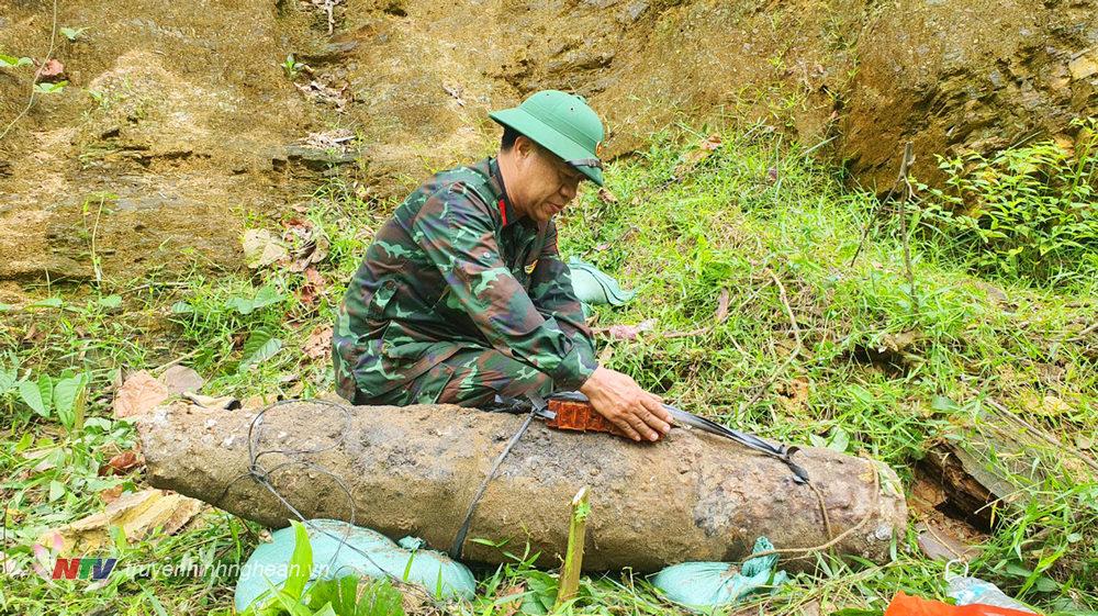 Hủy nổ thành công quả bom chiến tranh nặng 250kg được phát hiện bên bờ sông Lam