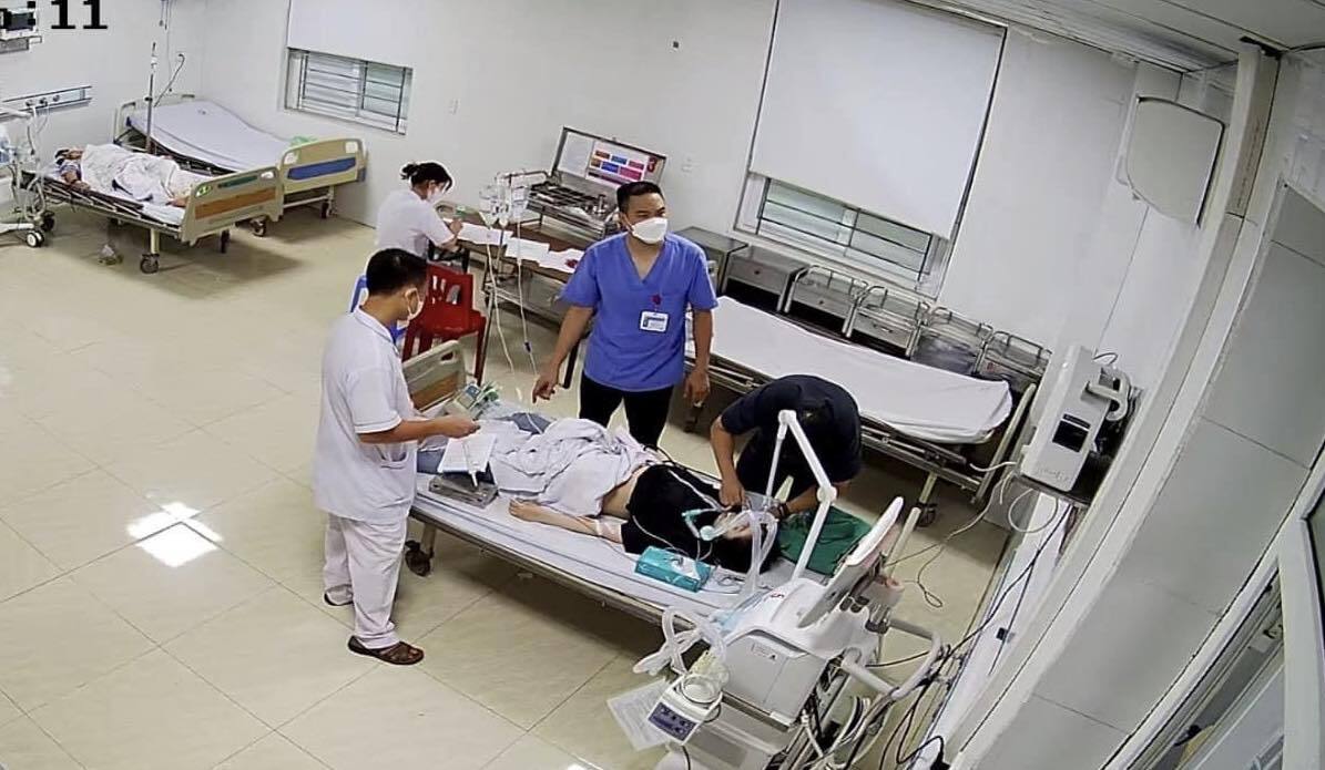 Các bác sĩ Bệnh viện Đa khoa Kiến An cấp cứu các nạn nhân gặp nạn
