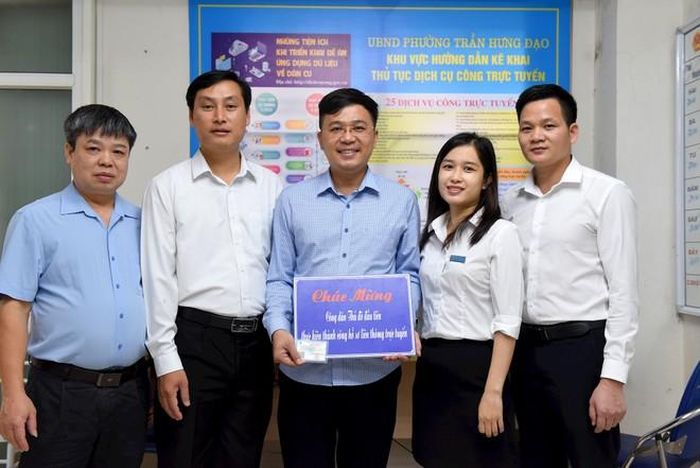 Một trong những công dân đầu tiên của thành phố Hà Nội thực hiện giao dịch thành công thủ tục liên thông