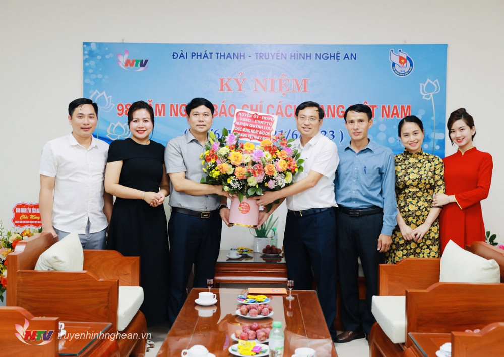 Đại diện huyện Quỳnh Lưu chúc mừng NTV nhân ngày 21/6.