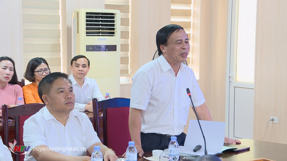 Đồng chí Phạm Văn Hoá - Giám đốc Sở Công Thương báo cáo kết quả hoạt động của Sở trong thời gian qua. 