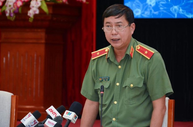 Thiếu tướng Trần Đình Chung phát biểu tại họp báo. 