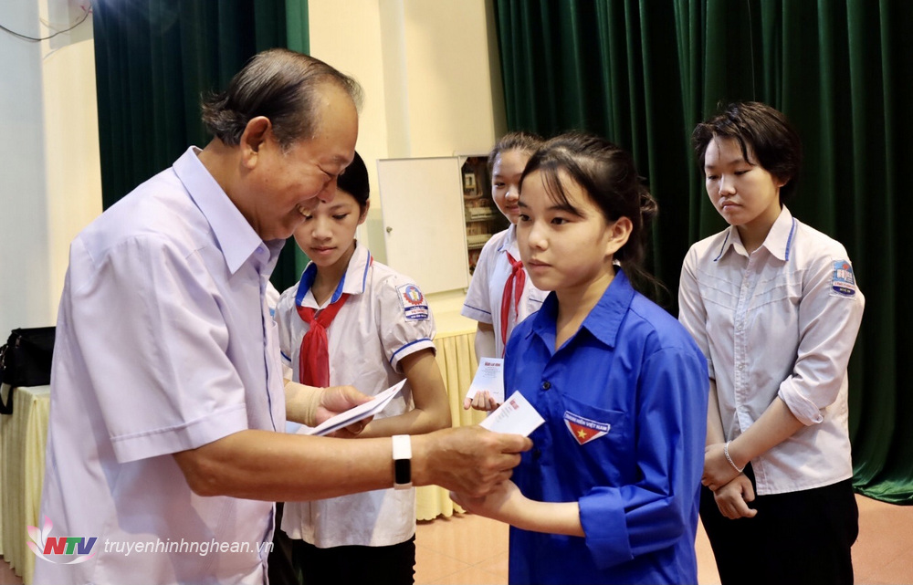 Nguyên Phó Thủ tướng Thường trực Chính phủ Trương Hoà Bình trao quà cho học sinh nghèo vươn lên học giỏi.