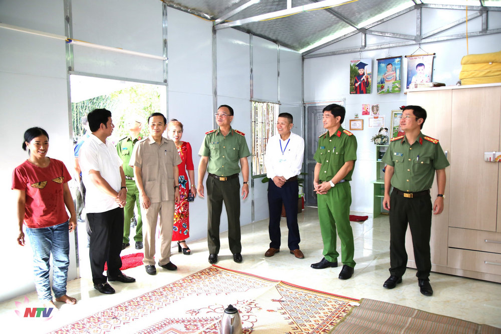 Đoàn công tác Công an tỉnh kiểm tra căn nhà đã hoàn thành và được đưa vào sử dụng tại huyện Quế Phong.