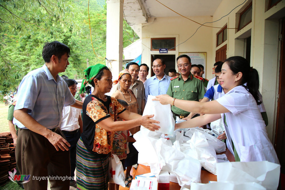 Công an Nghệ An tổ chức khám bệnh và cấp phát thuốc miễn phí cho người dân nghèo xã Mường Ải, huyện Kỳ Sơn.