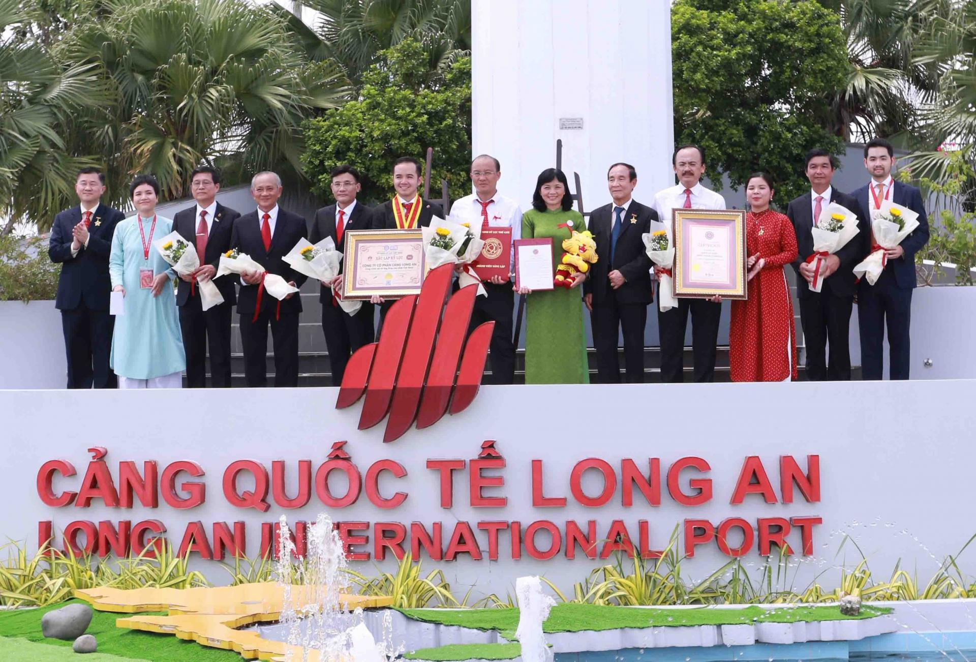 Ban Lãnh đạo Công ty Cổ phần Cảng Long An thuộc Đồng Tâm Group nhận bằng xác lập kỷ lục cột cờ cao nhất khu vực Đông Dương từ Tổ chức Kỷ lục Việt Nam