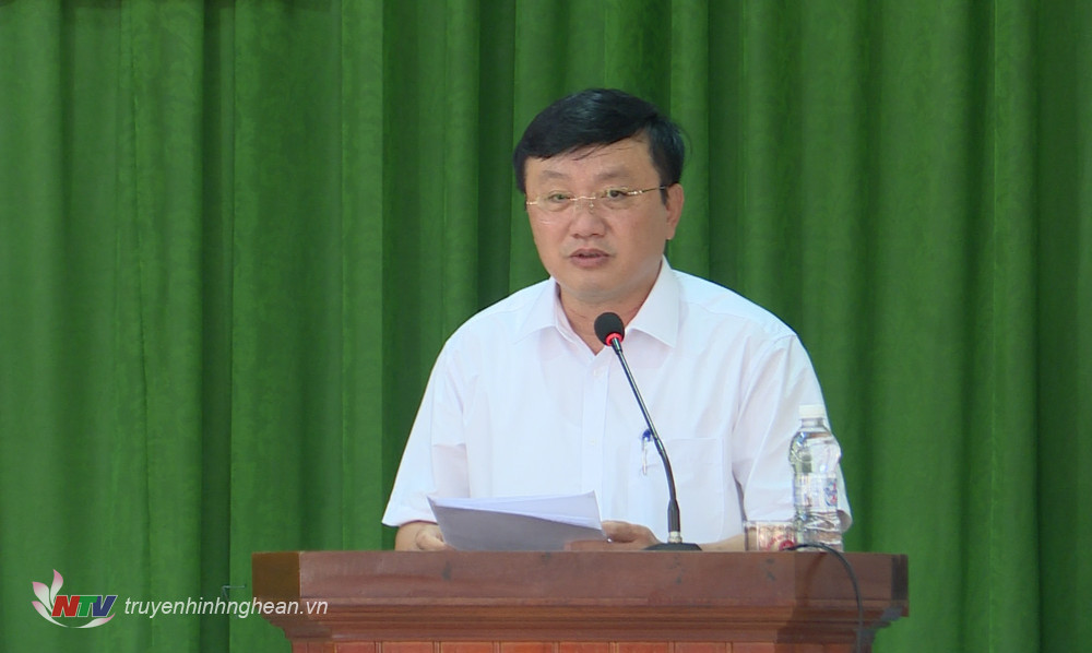 Chủ tịch UBND huyện Nam Đàn Nguyễn Hồng Sơn phát biểu tại buổi tiếp xúc. 