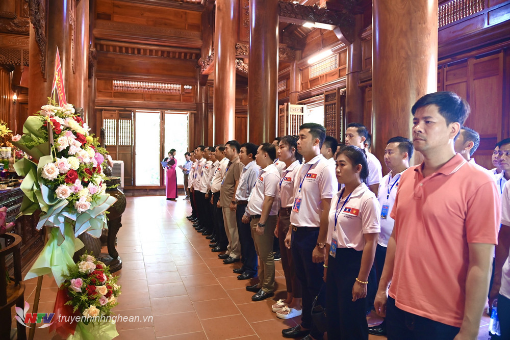 Các đại biểu thành kính tưởng niệm Chủ tịch Hồ Chí Minh