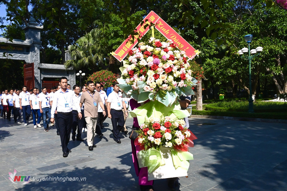 Đoàn sỹ quan trẻ Bộ đội Biên phòng Việt Nam – Lào tổ chức dâng hoa, dâng hương tại Khu di tích Quốc gia đặc biệt Kim Liên (huyện Nam Đàn, tỉnh Nghệ An). 