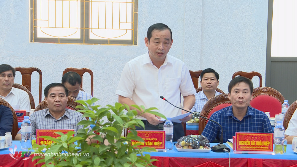 Chủ tịch UBND huyện Đô Lương Hoàng Văn Hiệp báo cáo tại buổi làm việc.