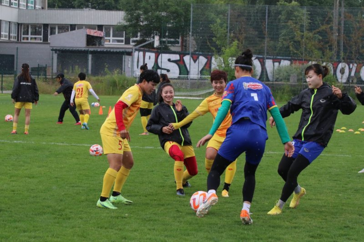 ĐT nữ Việt Nam làm quen với trái bóng do LĐBĐ Ba Lan cung cấp. (Ảnh: VFF)