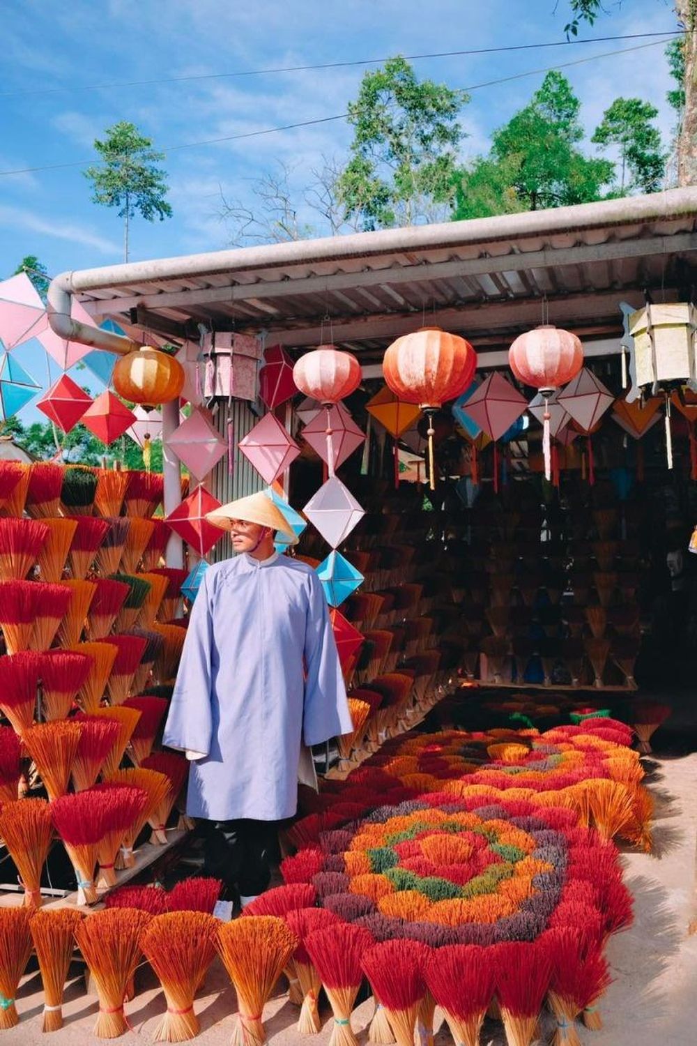 Làng hương Thủy Xuân vừa là làng nghề truyền thống vừa là điểm du lịch nổi tiếng ở tỉnh Thừa Thiên - Huế. 