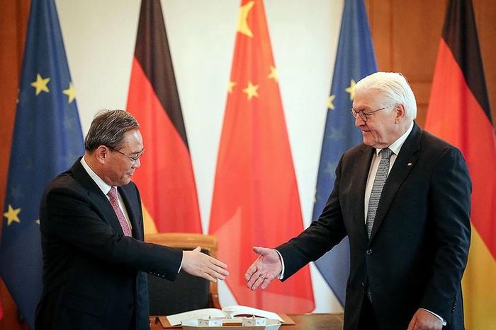 Tổng thống Đức Frank-Walter Steinmeier (phải) tiếp đón Thủ tướng Trung Quốc Lý Cường (trái) ở thủ đô Berlin ngày 20-6. Ảnh: AFP