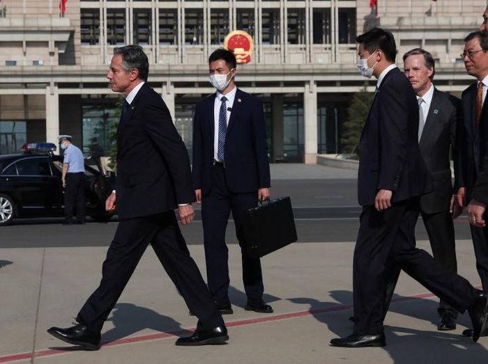 Ngoại trưởng Blinken (bên trái) rời máy bay tại sân bay ở Bắc Kinh sáng 18/6. (Ảnh: Reuters).