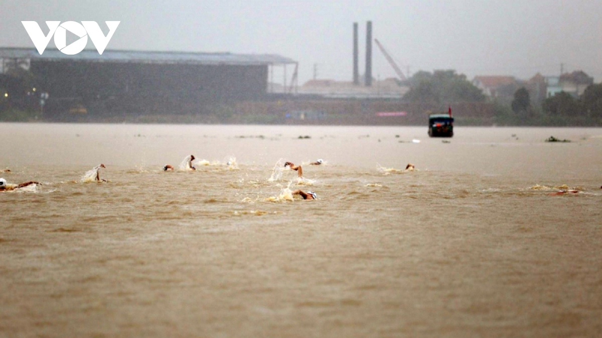 Thời tiết xấu, mực nước sông lên cao và dòng chảy siết nhưng Hội thi bơi vẫn diễn ra tại thị xã Đông Triều