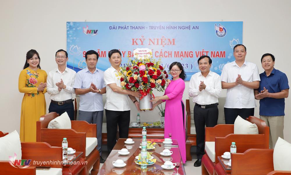 Thường trực HĐND tỉnh, Đoàn ĐBQH và Văn phòng ĐBQH tỉnh tặng hoa chúc mừng ngày Báo chí Cách mạng Việt Nam.