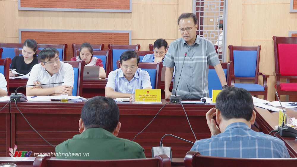 Đồng chí Nguyễn Nam Đình - Uỷ viên BTV Tỉnh uỷ, Phó Chủ tịch Thường trực HĐND tỉnh phát biểu tại cuộc họp.