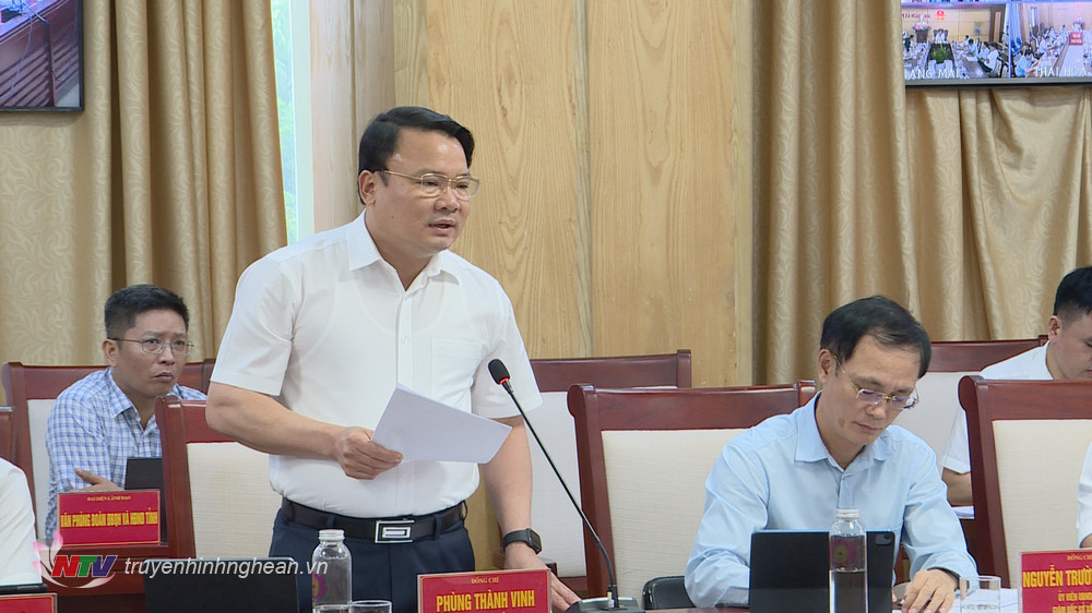Giám đốc Sở Nông nghiệp và Phát triển Nông thôn Phùng Thành Vinh báo cáo tại cuộc họp.
