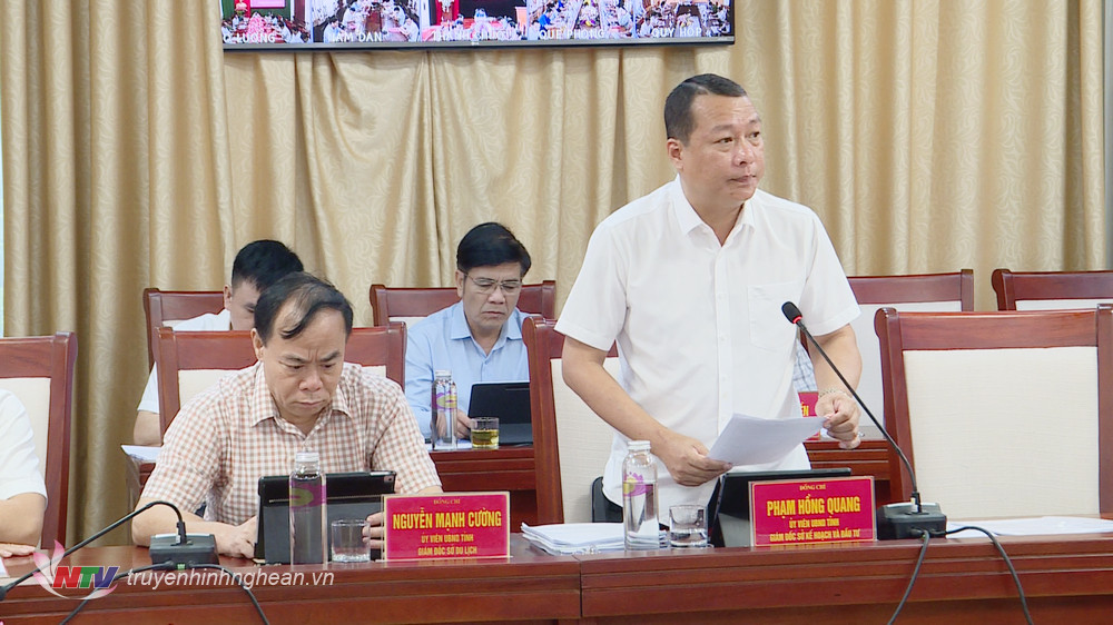 Giám đốc Sở Kế hoạch và Đầu tư Phạm Hồng Quang báo cáo tại cuộc họp.