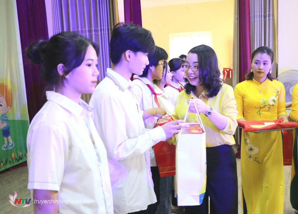 Đồng chí Nguyễn Thị Thơm, Bí thư Huyện ủy, Chủ tịch HĐND huyện tặng quà, học vổng cho học trẻ em có hoàn cảnh khó khăn trên địa bàn huyện.