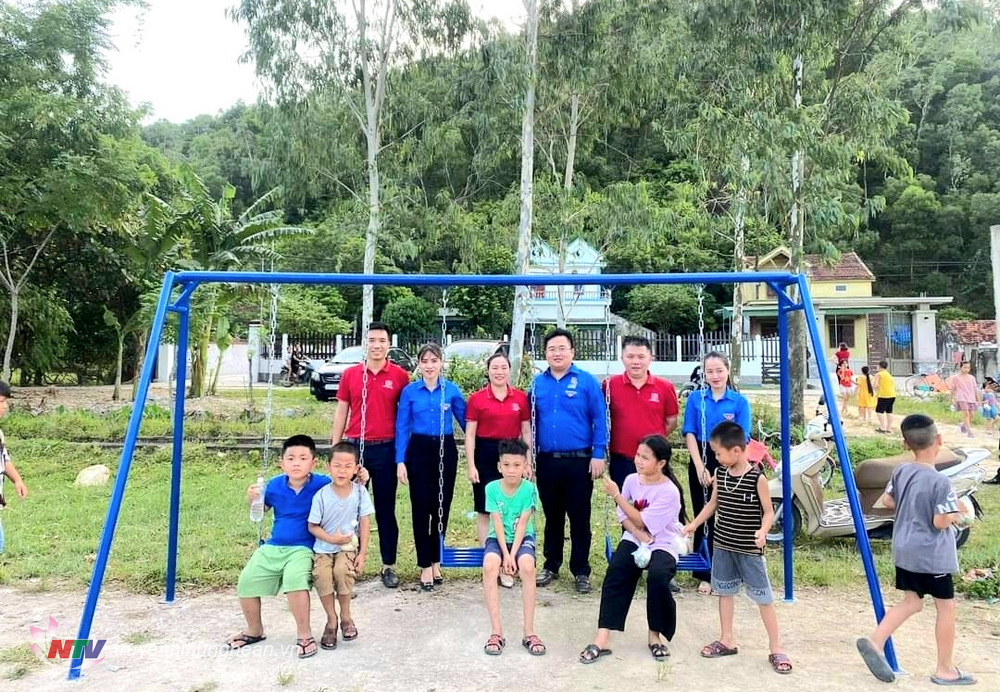 Huyện đoàn Hưng Nguyên tặng công trình thanh thiếu nhi tại tại các nhà văn hóa xóm được nhiều trẻ em thiếu nhi thích thú, vui chơi.