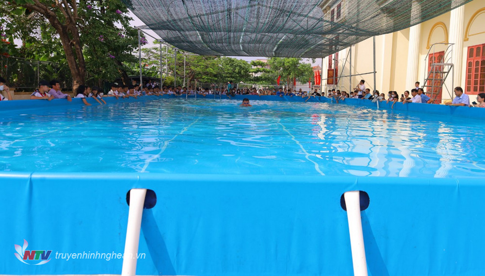 Trung tâm Văn hóa Thể thao và Truyền thông huyện Hưng Nguyên mở lớp dạy bơi, thu hút nhiều bạn nhỏ, thanh thiếu nhi tham gia. 