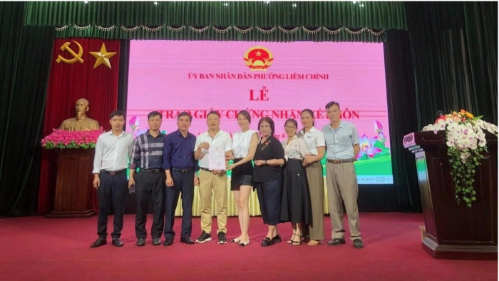 Hình ảnh tại lễ trao giấy chứng nhận kết hôn của Phương Oanh và Shark Bình