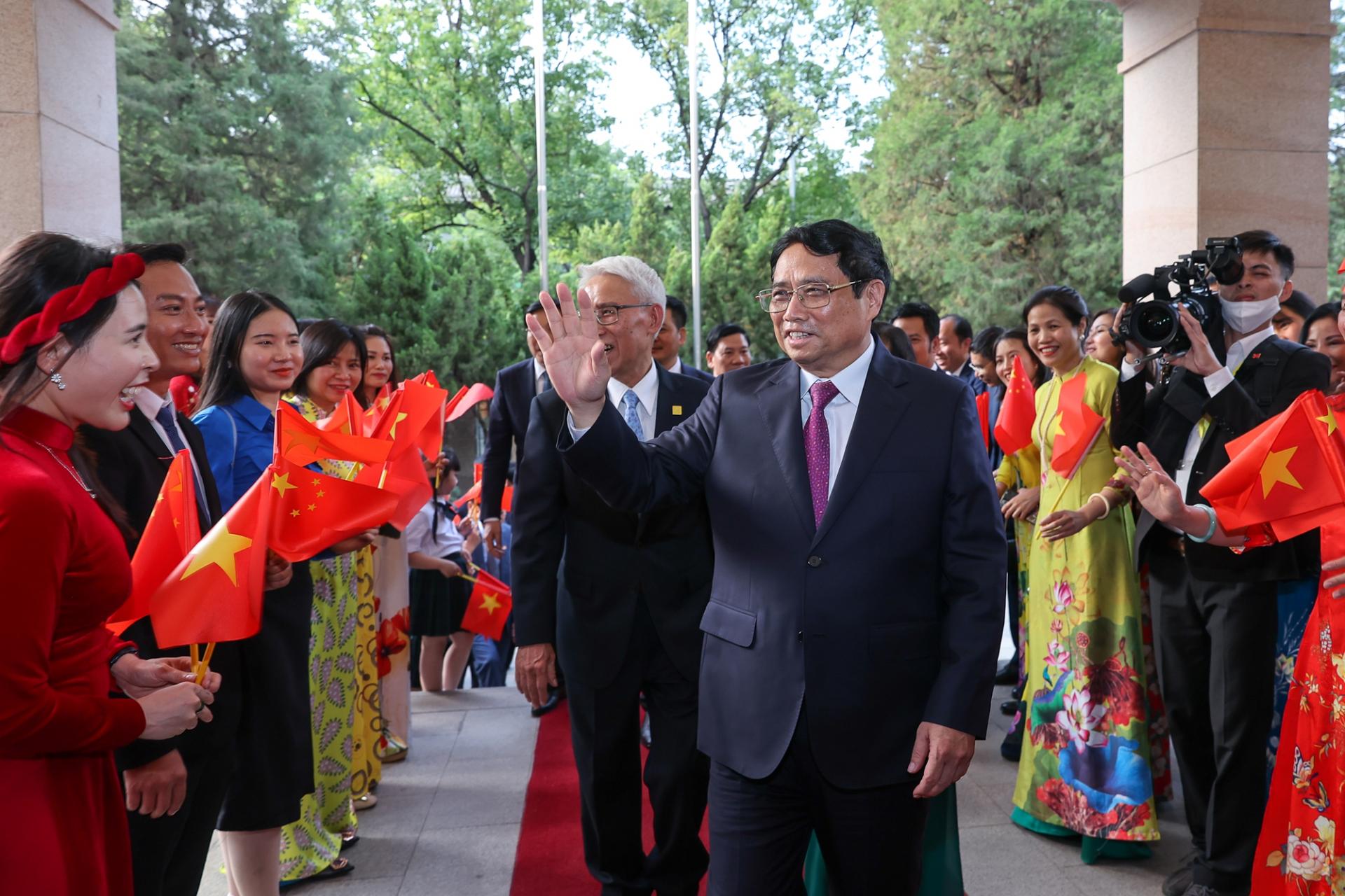 Đại diện kiều bào vui mừng đón Thủ tướng Phạm Minh Chính tới thăm chính thức Trung Quốc và dự Diễn đàn Kinh tế thế giới