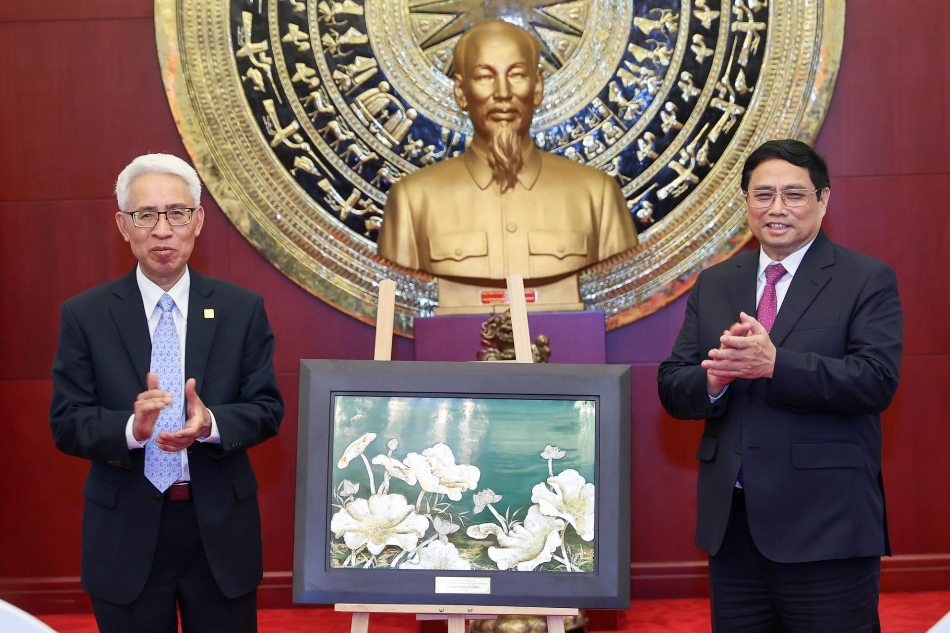 Thủ tướng tặng quà lưu niệm cho Đại sứ quán Việt Nam tại Trung Quốc