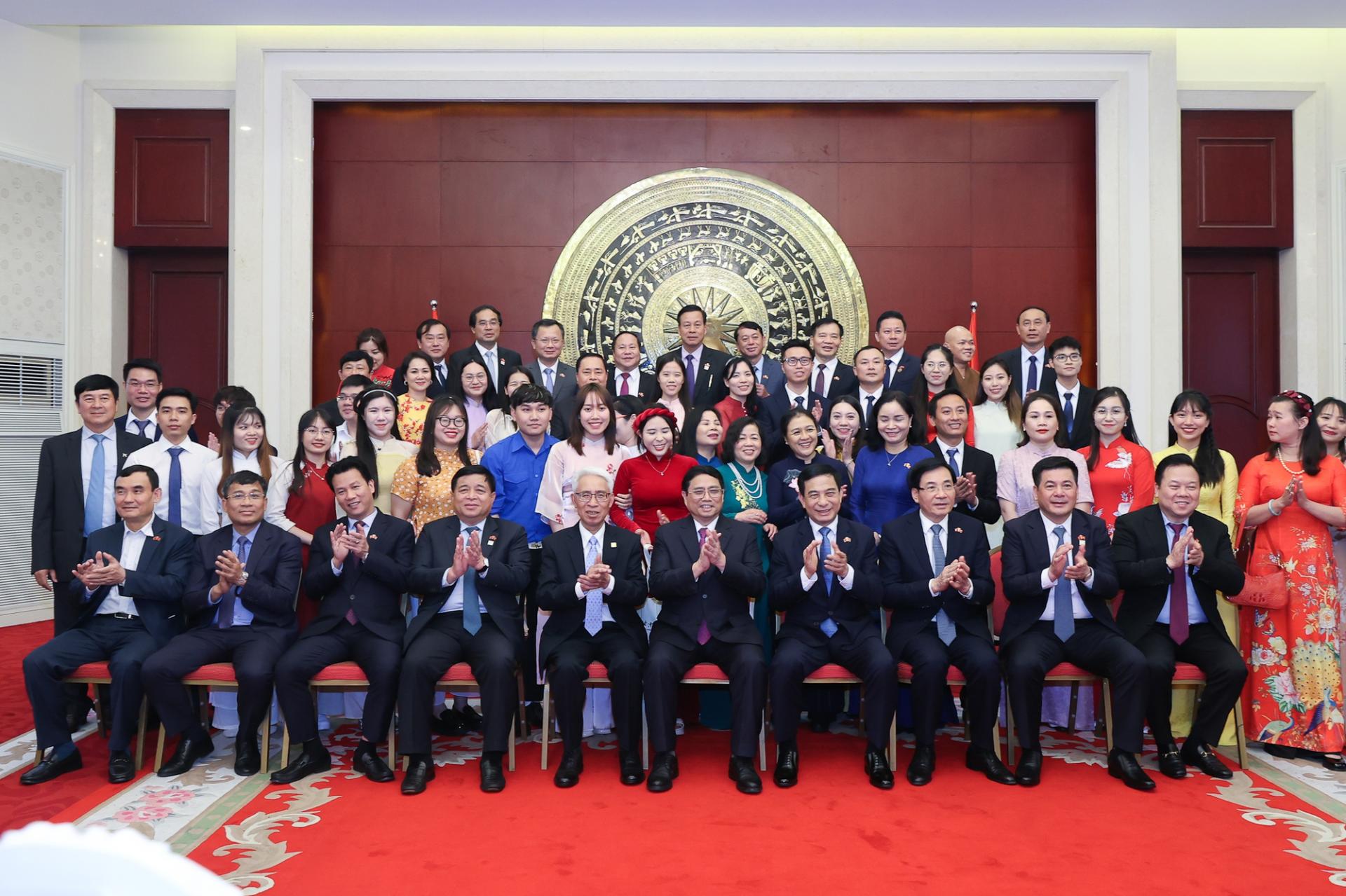 Thủ tướng mong cộng đồng người Việt tại Trung Quốc tiếp tục phát huy tinh thần tương thân tương ái, nêu cao lòng tự hào dân tộc, tinh thần đoàn kết, giúp đỡ nhau vượt qua khó khăn 