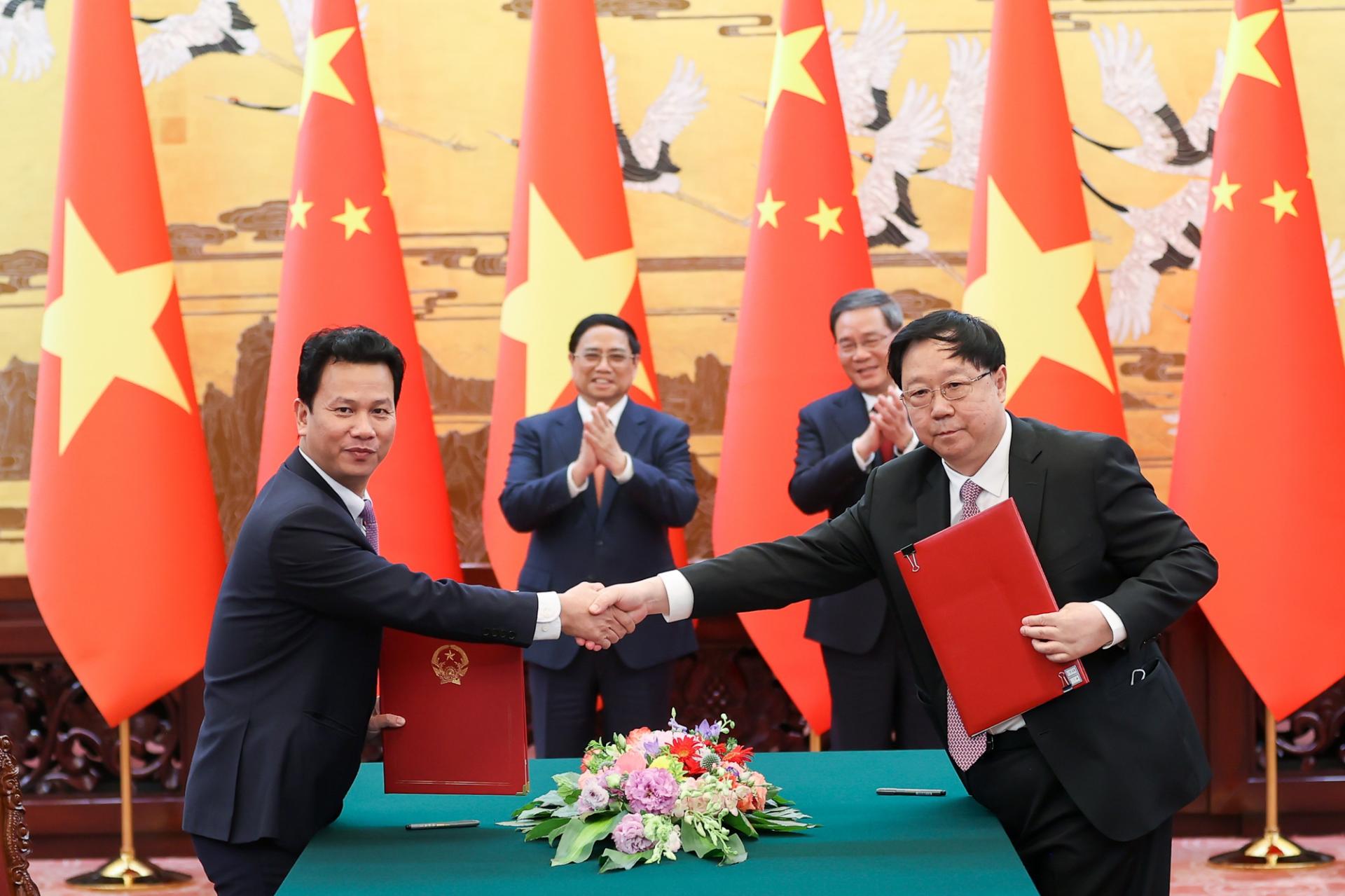 Hai Thủ tướng chứng kiến lễ ký và trao Thỏa thuận hợp tác nghiên cứu quản lý tổng hợp môi trường biển và hải đảo vùng Vịnh Bắc Bộ giữa Bộ Tài nguyên và Môi trường Việt Nam và Bộ Tài nguyên Thiên nhiên Trung Quốc
