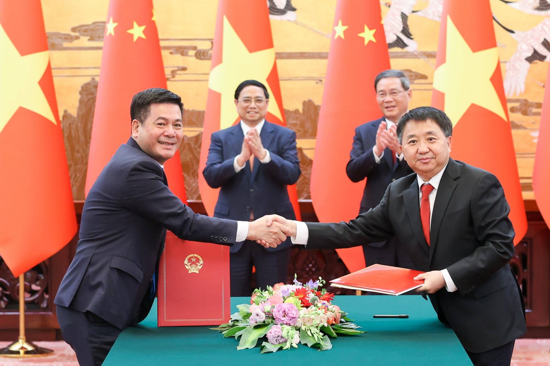 Hai Thủ tướng chứng kiến lễ ký và trao Bản ghi nhớ giữa Bộ Công Thương Việt Nam và Tổng cục Quản lý giám sát thị trường Trung Quốc 