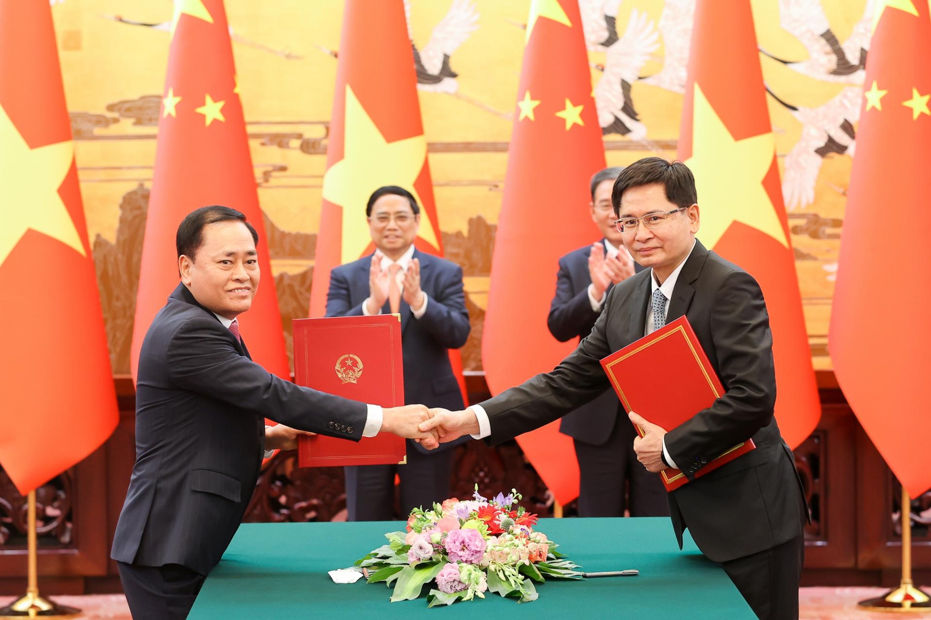 Hai Thủ tướng chứng kiến lễ ký và trao Thoả thuận khung về cùng thúc đẩy xây dựng cửa khẩu thông minh giữa UBND tỉnh Lạng Sơn, Việt Nam và Chính quyền Khu tự trị dân tộc Choang, Quảng Tây, Trung Quốc