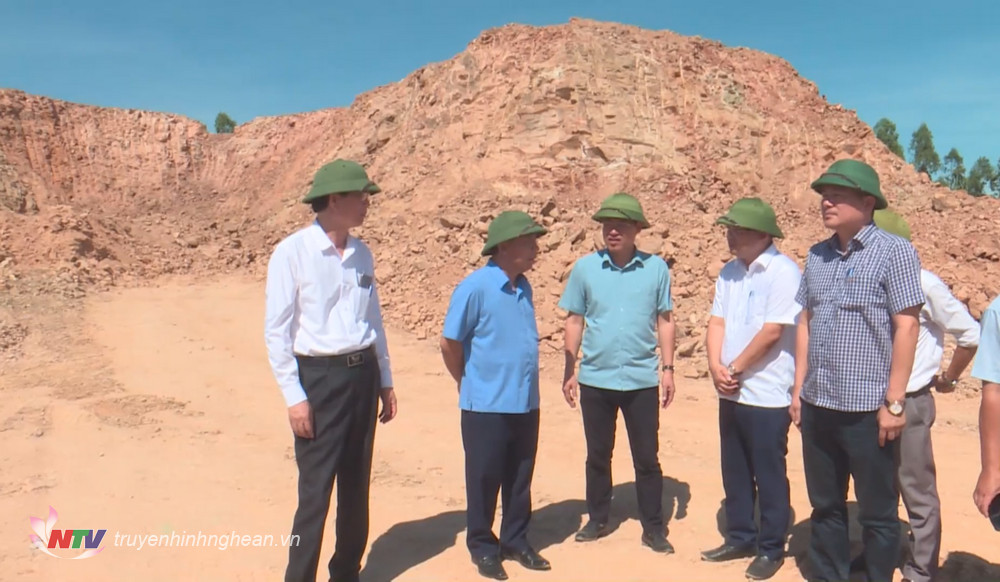 Đoàn công tác kiểm tra tại mỏ đất san lấp của Công ty TNHH Hùng Thành ở xã Quỳnh Vinh, mỏ đất san lấp duy nhất đang khai thác trên địa bàn thị xã