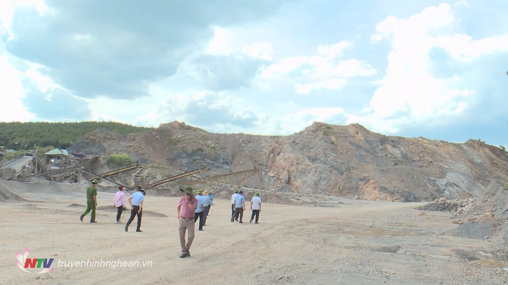 Hoạt động khai thác khoáng sản tại mỏ lèn Trụ Hải của Công ty cổ phần xây dựng Văn Sơn. 