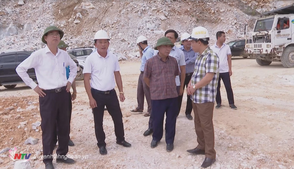 Đoàn kiểm tra tại một số mỏ đá trên địa bàn huyện Quỳ Hợp. 