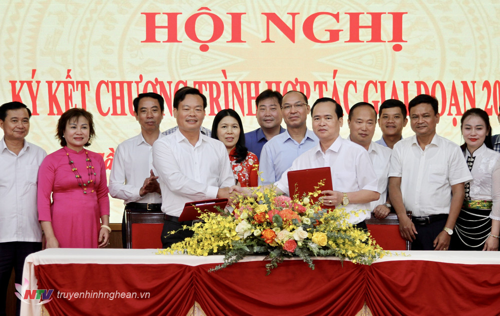 Ký kết các nội dung hợp tác phát triển giữa quận Cầu Giấy và huyện Kỳ Sơn. 