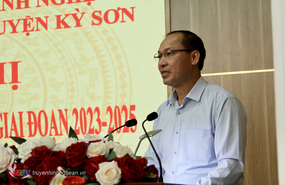 Lãnh đạo huyện Kỳ Sơn phát biểu tại hội nghị.