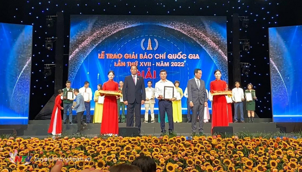 Đại diện nhóm tác giả Đài PT-TH Nghệ An nhận giải B. 