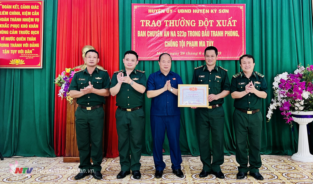 Đồng chí Lỳ Bá Thái - Phó Bí thư Huyện uỷ trao tặng giấy khen và tiền thưởng cho Đồn Biên phòng Mỹ Lý