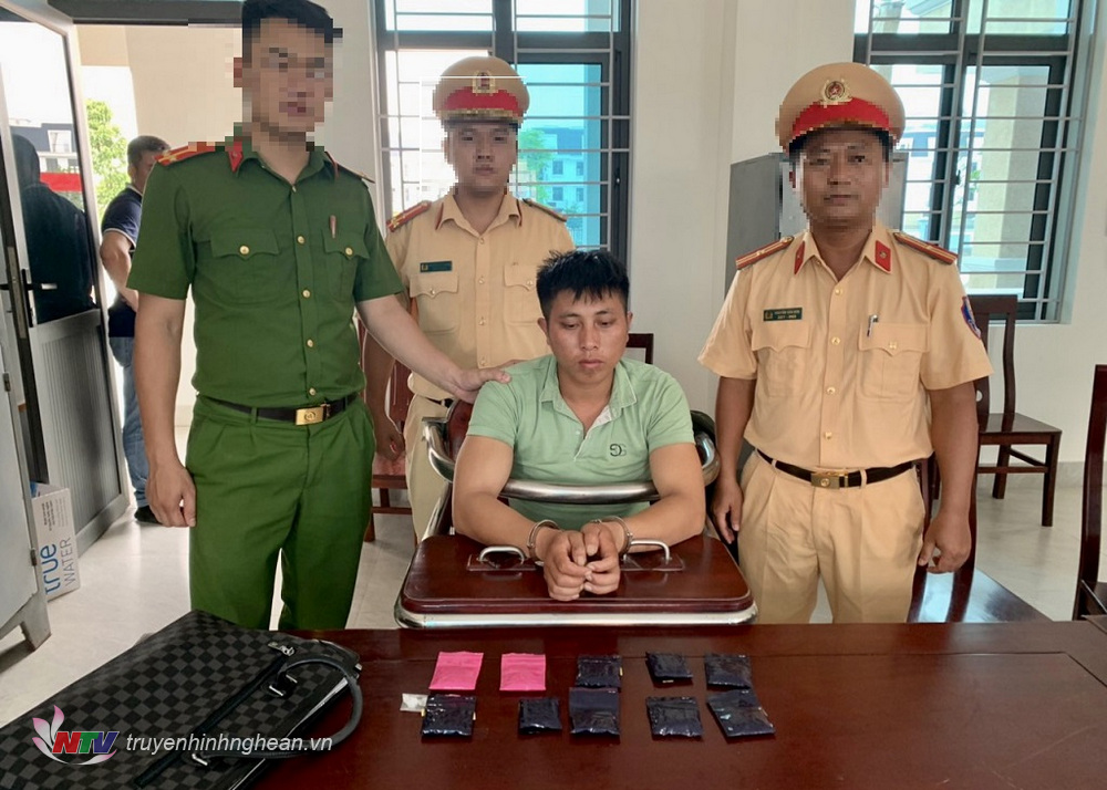 Đối tượng Thò Bá Cha cùng tang vật (2.000 viên ma túy tổng hợp) bị Công an thị xã Thái Hòa phối hợp Đội CSGT đường bộ số 1 bắt giữ