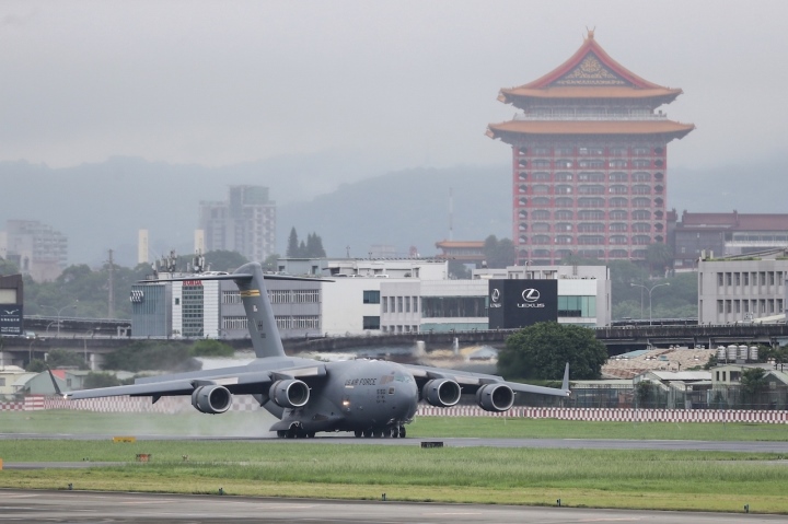 Máy bay quân sự chở một nhóm thượng nghị sĩ Mỹ đến sân bay Tùng Sơn ở Đài Bắc, Đài Loan vào tháng 6/2021. (Ảnh: AP)