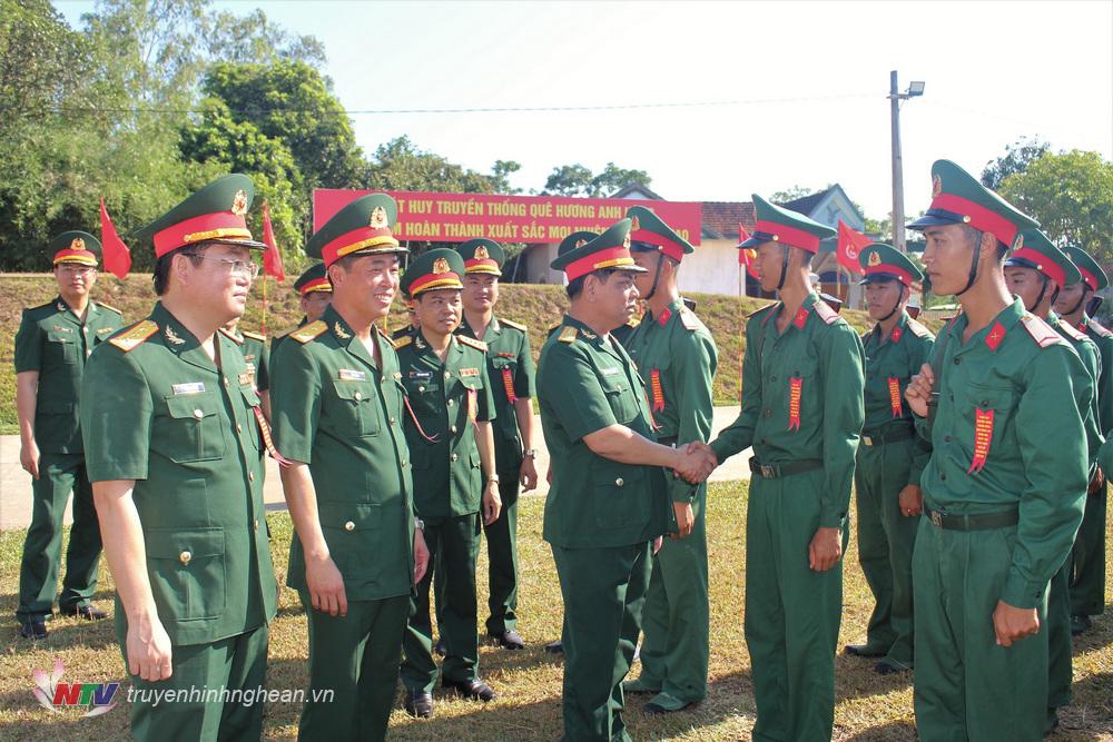Đại tá Phạm Văn Dũng, Phó Tham mưu trưởng Quân khu động viên chiến sĩ mới sau tuyên thệ.