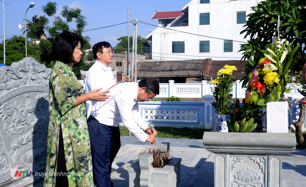 Lãnh đạo huyện Nam Đàn dâng hương bày tỏ lòng thành kính tại Khu mộ đồng chí Lê Hồng Sơn