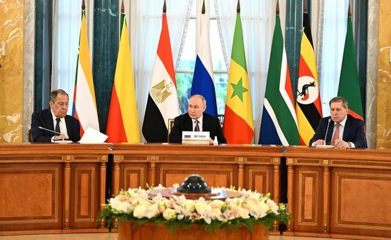 Tổng thống Nga Vladimir Putin (giữa) trong cuộc họp với phái đoàn châu Phi. Ảnh: Eugeniy Biyatov/RIA NOVOSTI