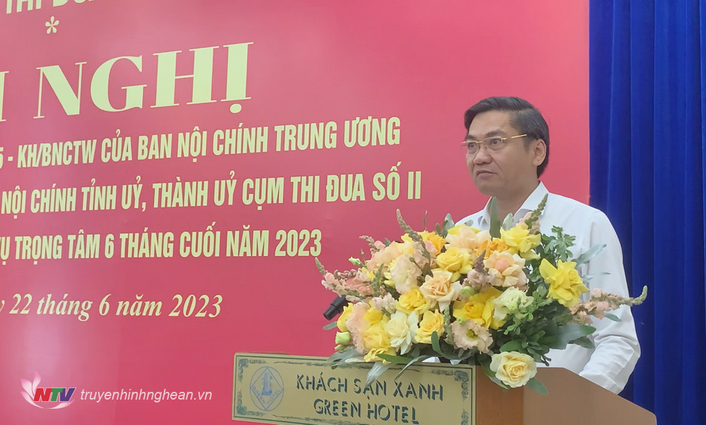 Đồng chí Hoàng Nghĩa Hiếu - Phó Bí thư Tỉnh ủy Nghệ An phát biểu tại hội nghị.