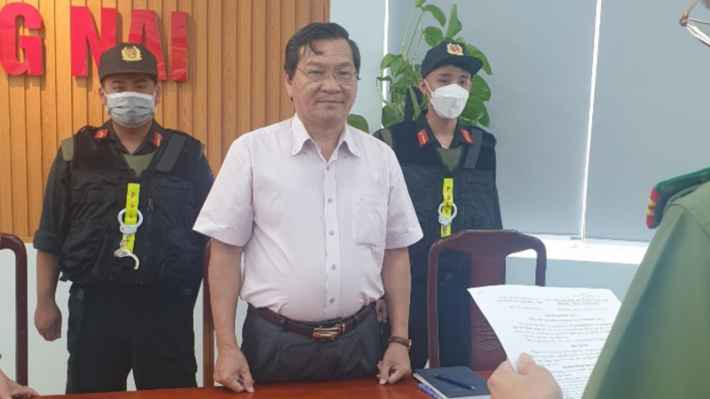 Ông Trần Minh Hùng nghe Công an công bố lệnh bắt tạm giam.