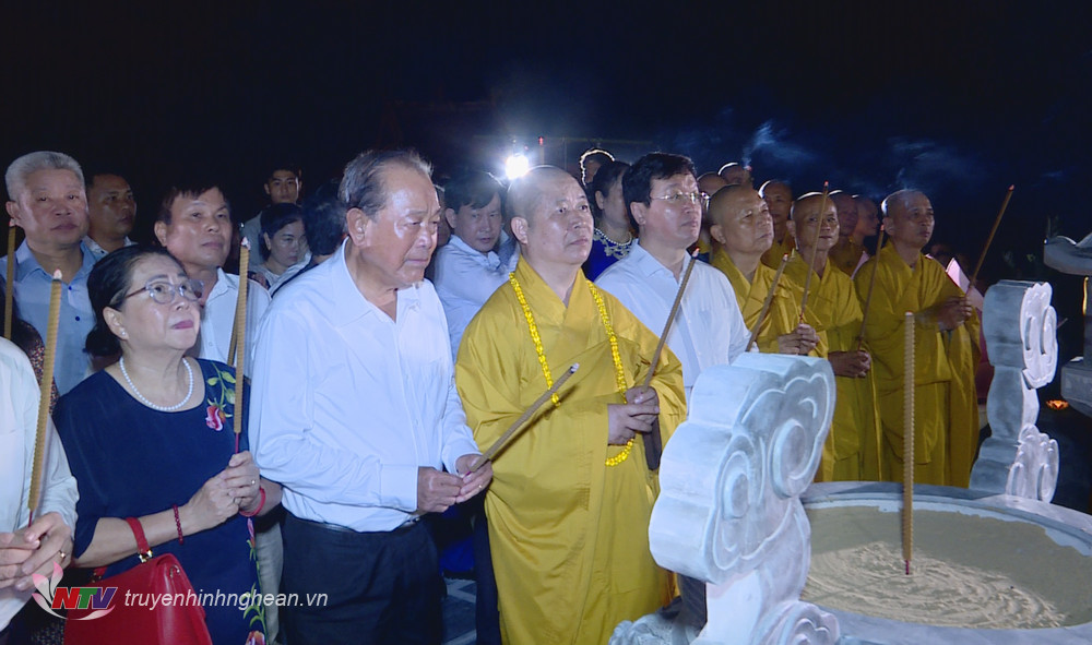 Các đại biểu dự lễ an vị tượng Phật cao 5m, nặng hơn 25 tấn.