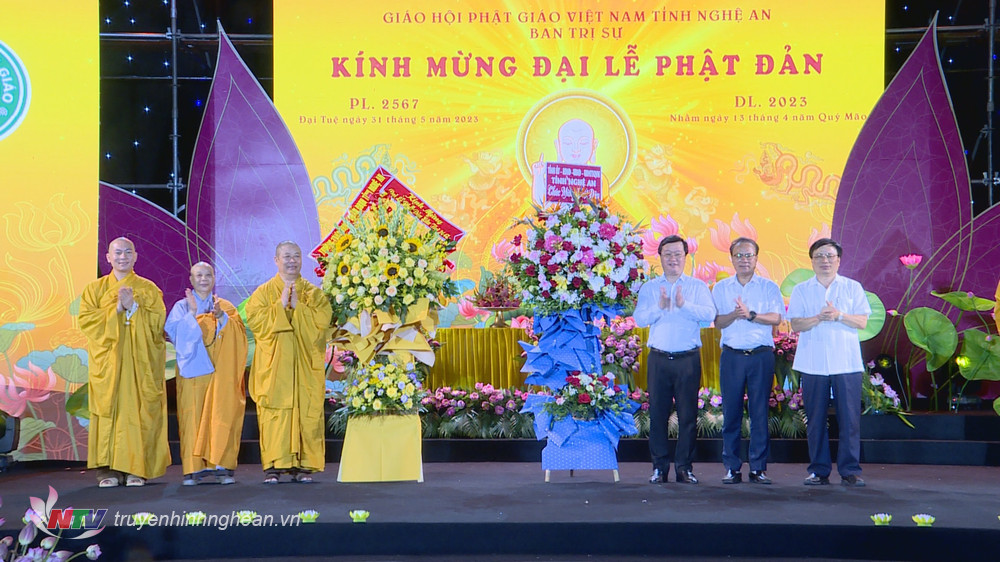 Đoàn công tác của tỉnh tặng hoa chúc mừng Ban Trị sự GHPGVN tỉnh nhân Đại lễ Phật đản 2023. 